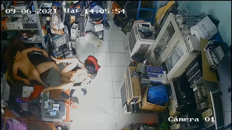 Vợ yêu người chồng quan hệ nhau trong của hàng máy tính