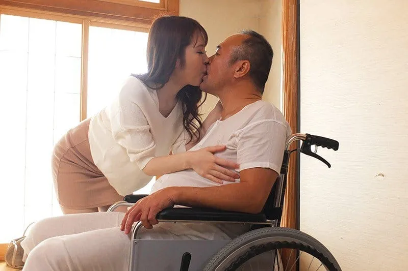 Vợ sắp cưới của con trai hiếu thảo chăm sóc bố ông chồng tàn tật