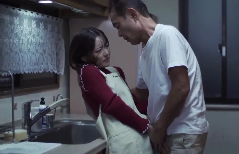 Chồng đi làm bà xã ở nhà bị gã chủ tịch khu phố đến nhà cưỡng bức