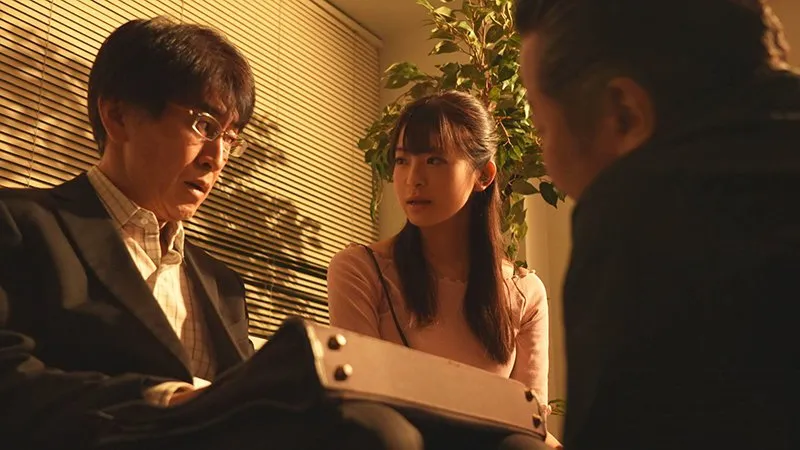 ông chồng vay nợ bọn cho vay nặng lãi, người vợ phải bán thân để trả nợ