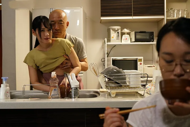 Anh xã chịch con gái riêng của bà xã khi biết bà xã không thể sinh con cho mình