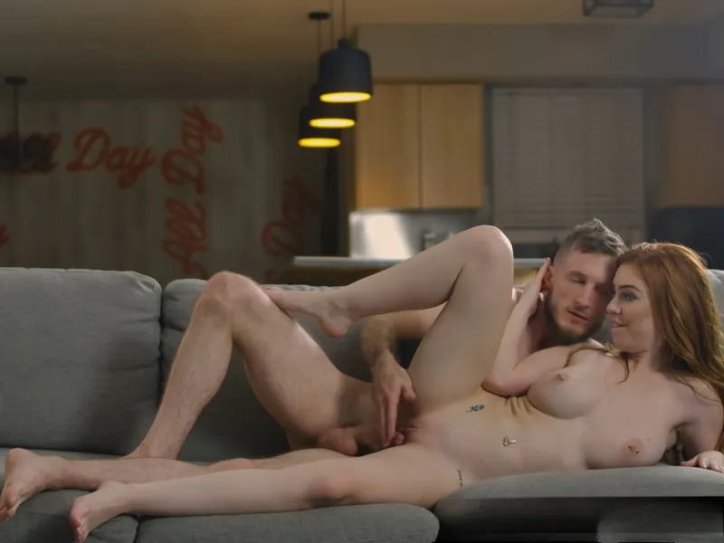 đang tăng ca mà eny cứ dùng lỗ lồn dụ tôi doggy cùng em